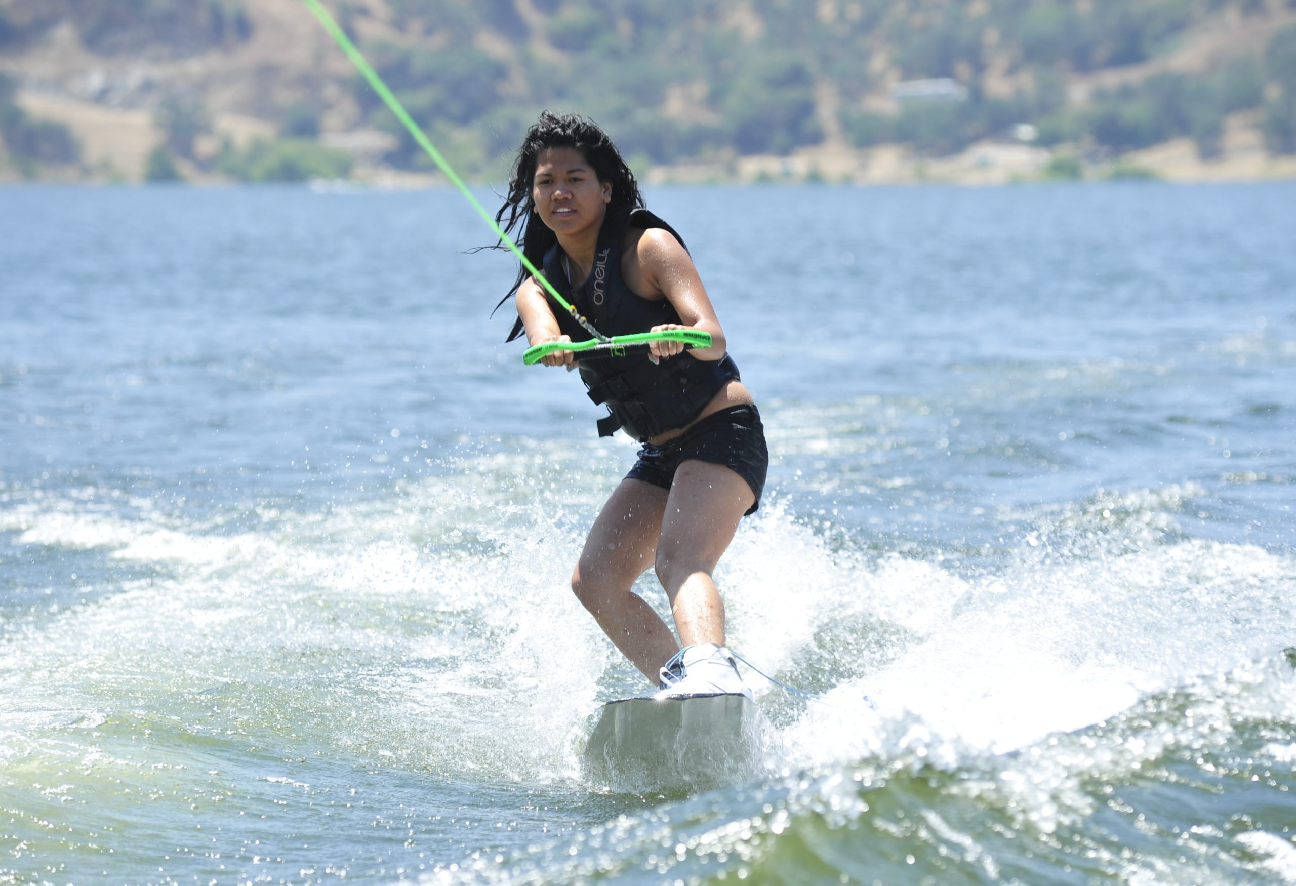 girl_lake_wakeboard
